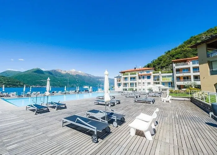 아파트 3 Bedroom Maggiore With Pool